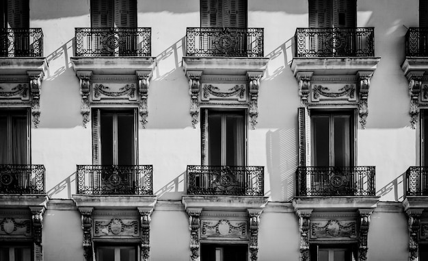 Photo gratuite bâtiment balcon blanc noir