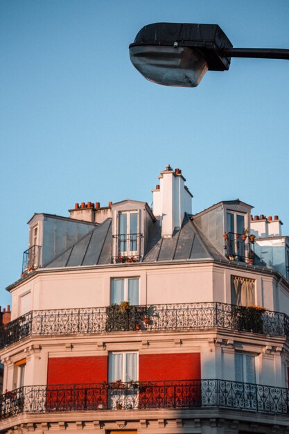 Bâtiment en béton blanc et brun sous le ciel bleu