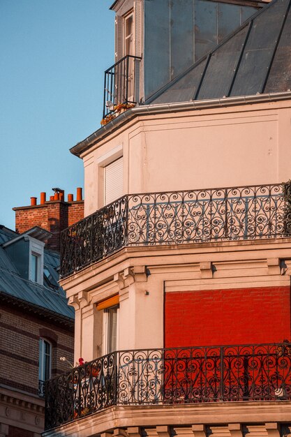 Bâtiment en béton blanc et rouge