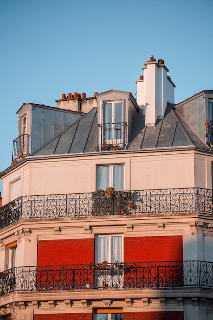 Photo gratuite bâtiment en béton blanc et rouge