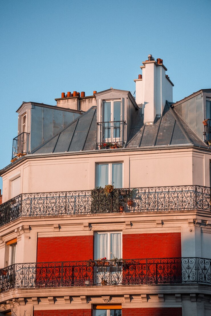 Photo gratuit bâtiment en béton blanc et rouge