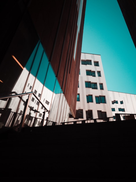 Photo gratuite bâtiment en béton gris pendant la journée