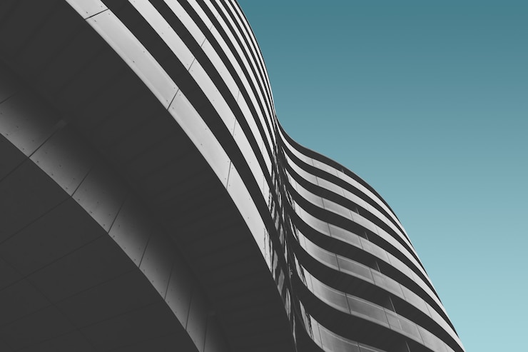Photo gratuit bâtiment en béton gris sous le ciel bleu