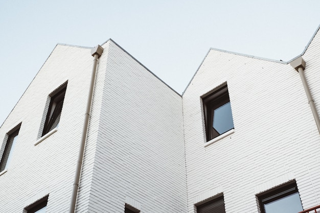 Photo gratuite bâtiment blanc moderne low angle shot