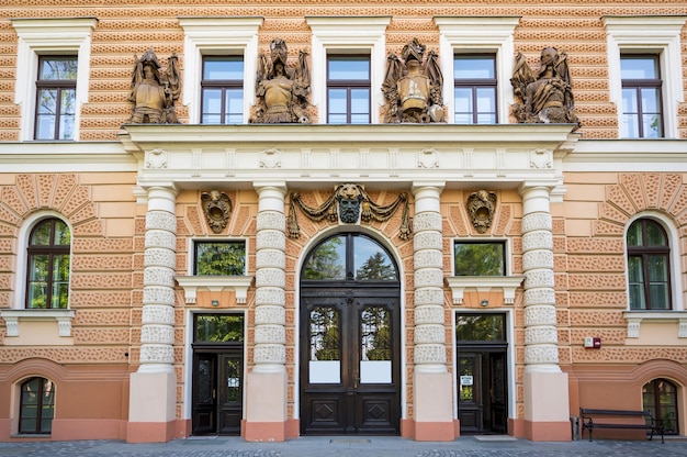 Photo gratuite bâtiment classique à oradea roumanie