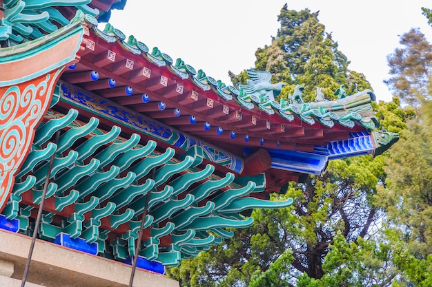 Photo gratuite bâtiment de couleurs sous un paysage de copie ornée