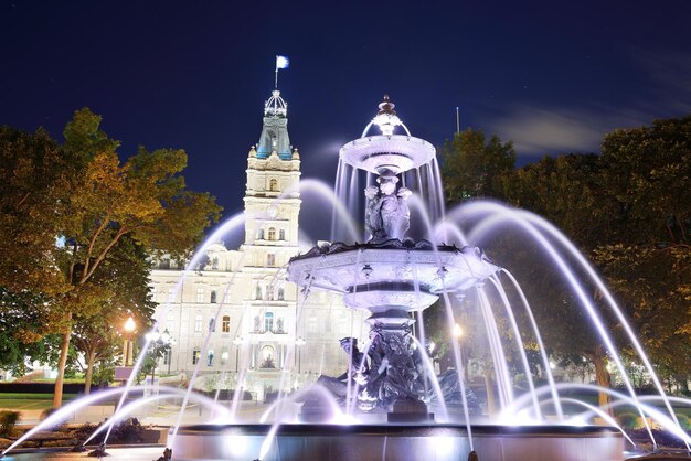 Bâtiment du Parlement et fontaine la nuit à Québec