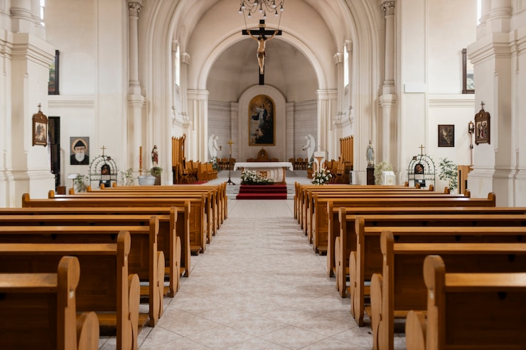 Photo gratuit bâtiment d'église chrétienne vide