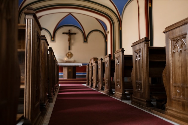 Bâtiment d'église chrétienne vide