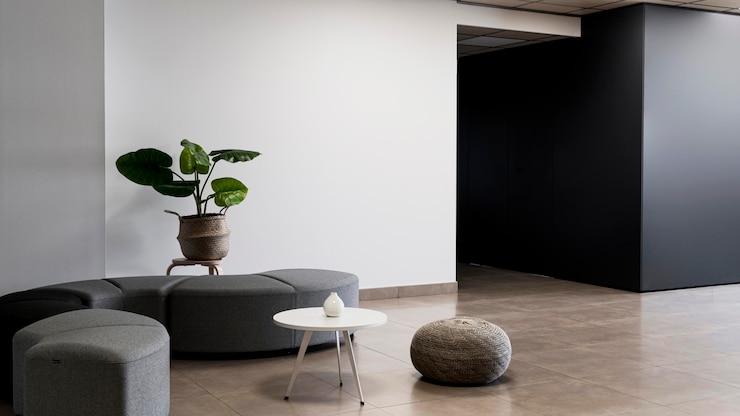 Photo gratuit bâtiment d'entreprise avec salle vide minimaliste