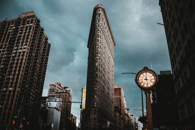 Le bâtiment Flatiron à New York tourné à partir d'un angle faible