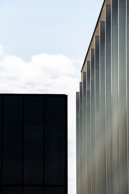 Photo gratuite bâtiment imposant près d'un petit bâtiment noir