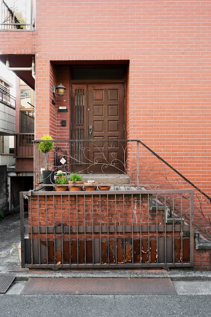 Photo gratuite bâtiment japonais d'entrée de maison avec des escaliers