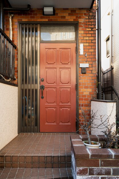 Bâtiment japonais d'entrée de maison rouge