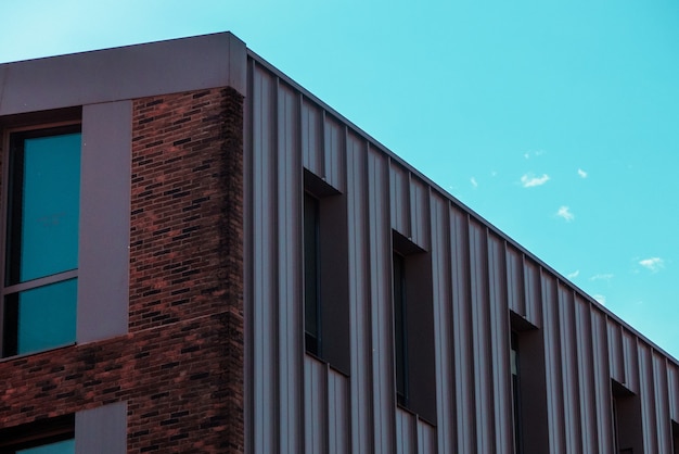 Bâtiment moderne et ciel bleu clair