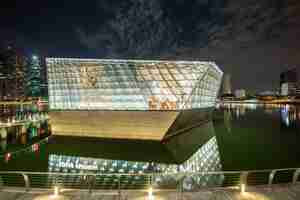 Photo gratuite bâtiment moderne illuminé la nuit