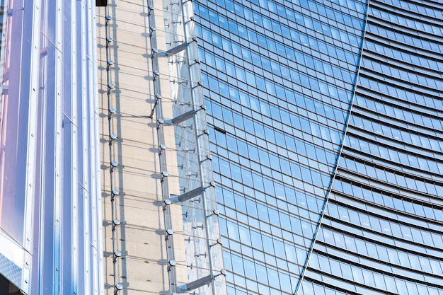 Bâtiment moderne pleine fenêtres