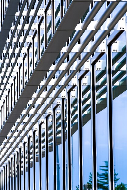 Bâtiment moderne en verre avec vue latérale