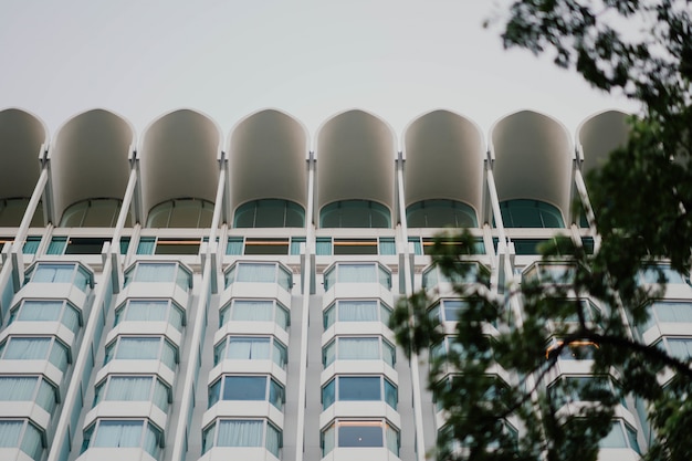 Photo gratuite bâtiment moderne vu d'en bas