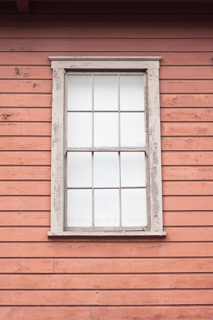 Bâtiment avec mur brun et devant fenêtre