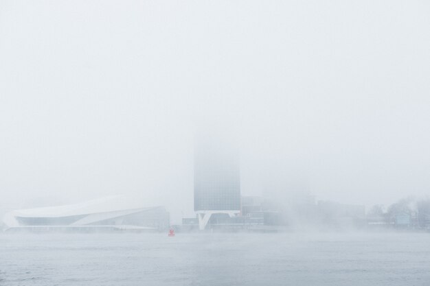 Un bâtiment mystérieux dans le brouillard