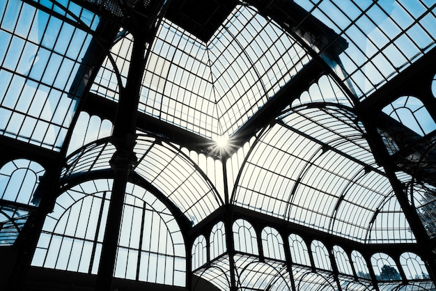 Bâtiment noir pendant la photographie en gros plan de jour