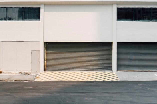 bâtiment et porte de garage