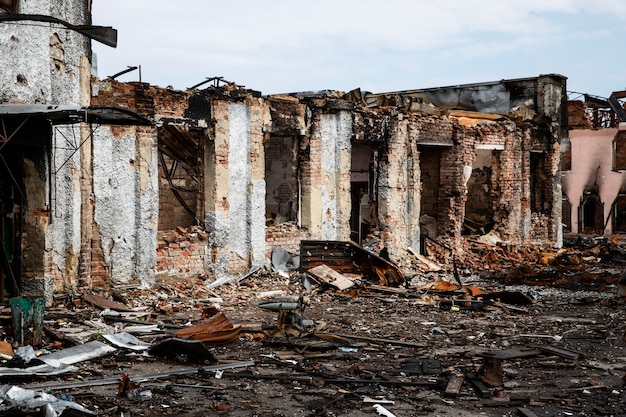 Bâtiment en ruine de la guerre russe en ukraine