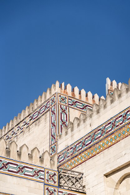 Bâtiment de style arabe moderne sur ciel bleu