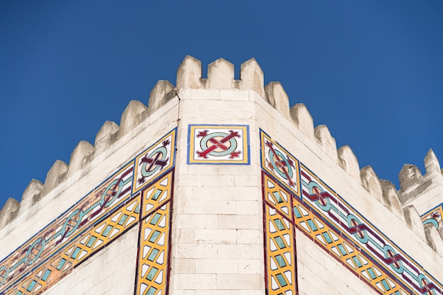 Photo gratuite bâtiment de style arabe moderne sur ciel bleu