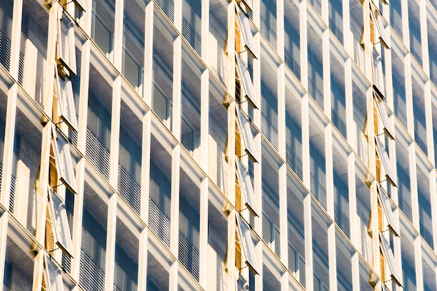 Bâtiment vue de côté avec fenêtres ouvertes