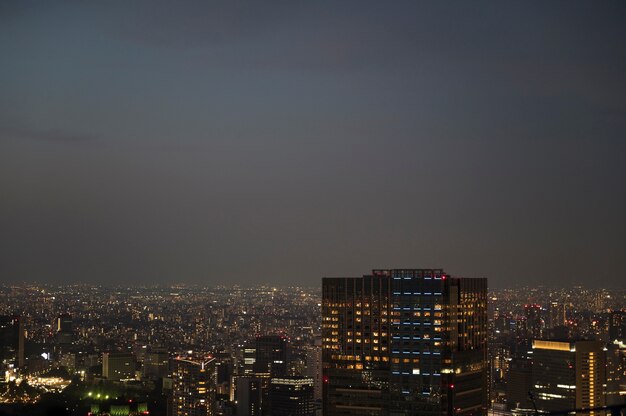 Bâtiments de la belle ville à angle élevé la nuit