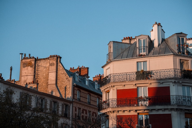Photo gratuit bâtiments en béton brun et blanc avec balcons