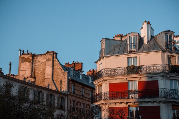 Bâtiments en béton brun et blanc avec balcons