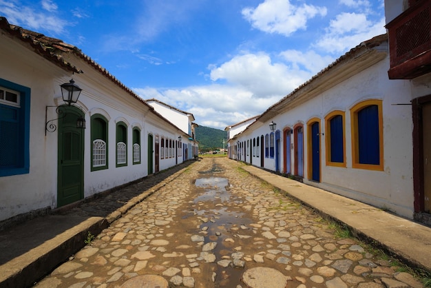 Bâtiments colorés dans les rues du centre historique de parati, brésil