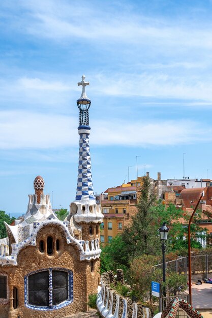 bâtiments du parc guel avec paysage urbain de style architectural inhabituel à barcelone