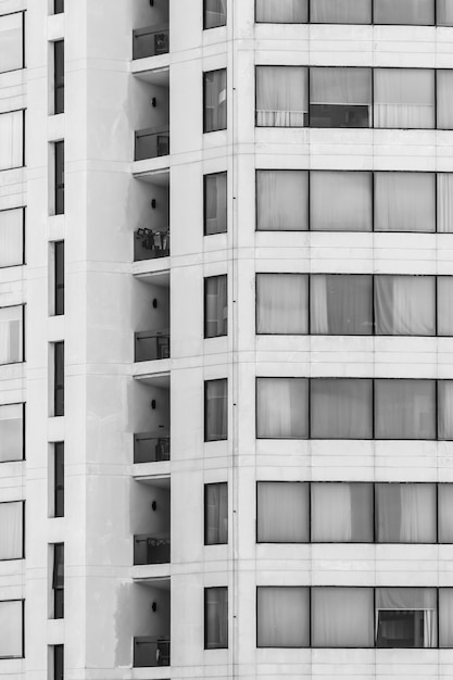 Bâtiments avec des fenêtres en noir et blanc