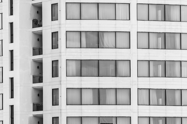 Photo gratuite bâtiments avec des fenêtres en noir et blanc