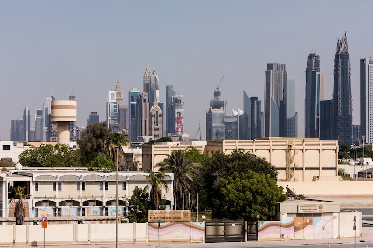 Photo gratuit bâtiments modernes dans la marina de dubaï. dans la ville de longueur de canal artificiel de 3 kilomètres le long du golfe persique.