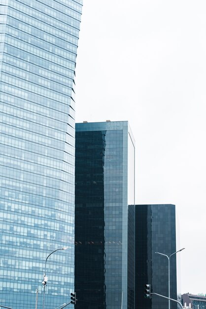 Bâtiments en verre de hauteur différente