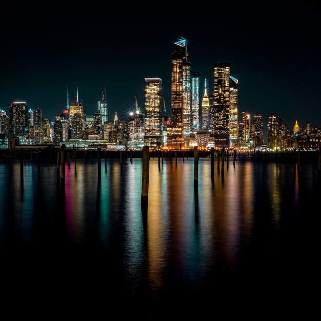 Bâtiments de la ville la nuit