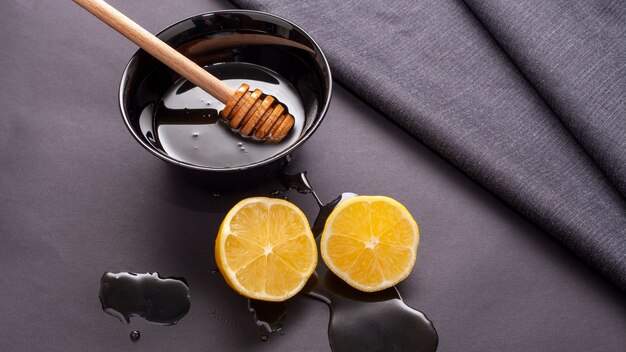 Bâton de miel et tranches de citron