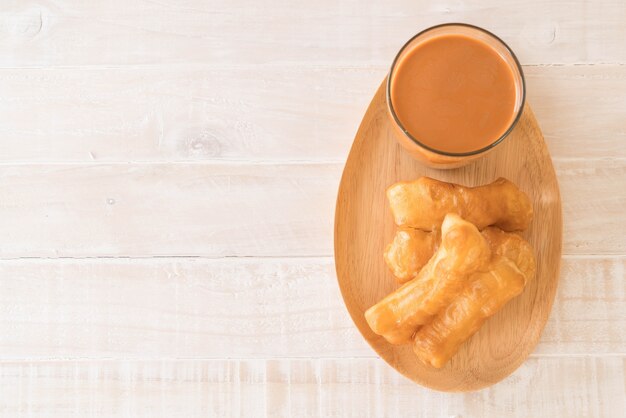 bâton de pâte frite avec thé au lait