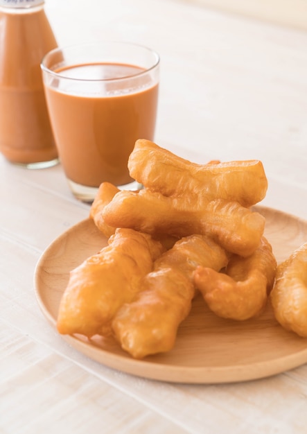 bâton de pâte frite avec thé au lait