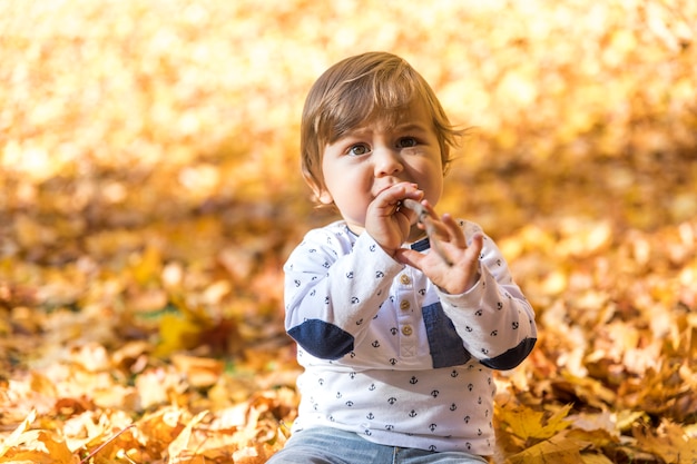 Bâton de tenue de bébé mignon vue de face