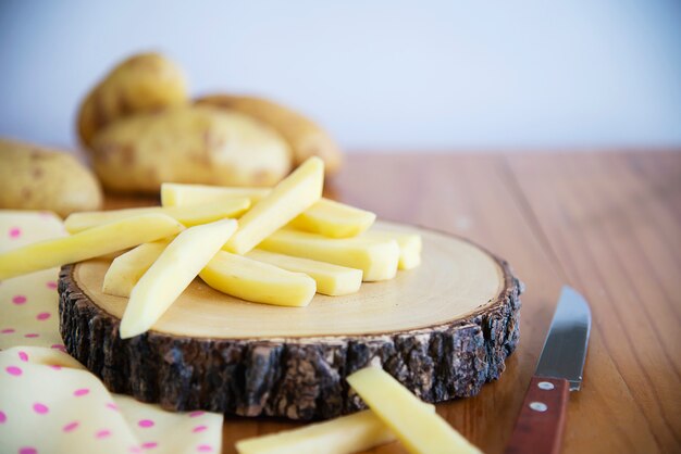 Bâtonnet de pomme de terre en tranches prêt à la confection de frites - concept de préparation de plats traditionnel