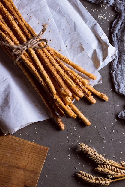 Photo gratuite bâtonnets de blé craquelins saupoudrés de graines de sésame