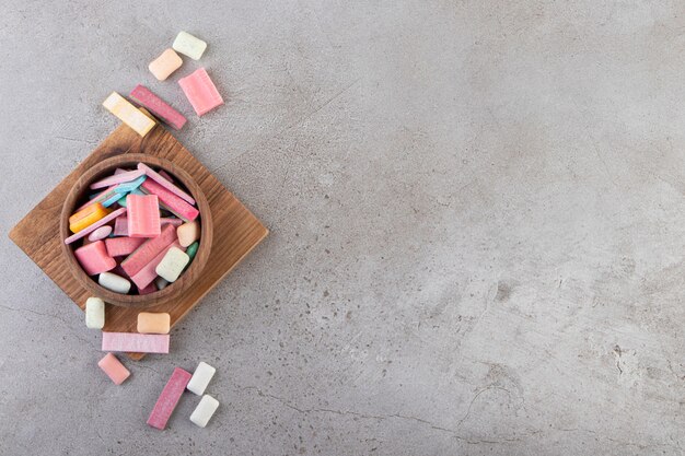 Bâtonnets de chewing-gum sans sucre non emballés placés dans un bol.