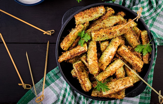 Bâtonnets de courgettes au four avec du fromage et de la chapelure