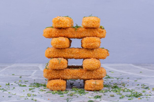 Photo gratuite bâtonnets de fromage aux herbes sur une surface grise